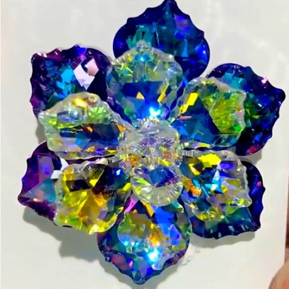 Brooch Shining Glass Flower Brooches For Women Size 4.5cmx4.1cm - Picture 1 of 8
